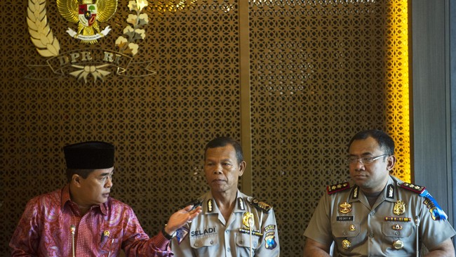 Polisi yang menyambi jadi Pemulung di Malang Bripka Seladi menerima penghargaan dari Ketua DPR Ade Komarudin.