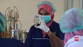 Mengintip Proses Produksi Pabrik Kosmetik Khas Indonesia