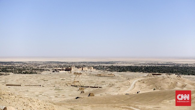 Jejak ISIS, dari slogan-slogan, lokasi eksekusi, hancurnya rumah-rumah hingga buku-buku pelajaran versi kelompok militan itu masih tertinggal di Palmyra.