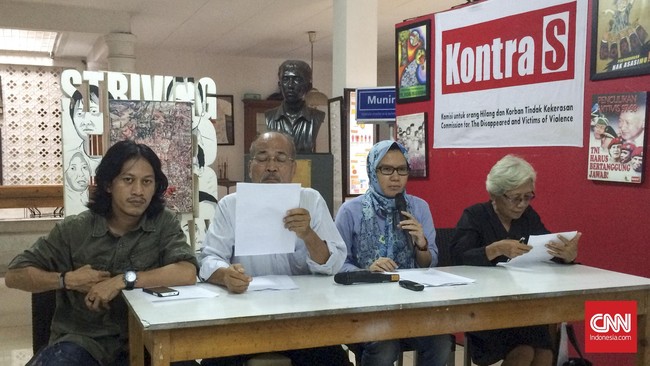 Sejumlah orangtua korban pelanggaran HAM di sekitar tahun 1998 menyatakan pemberian gelar pahlawan nasional kepada Soeharto bertentangan dengan rasa keadilan.