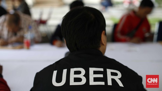 Video sopir transportasi online Uber di tengah menjadi perbincangan. Ia melampiaskan kemarahannya kepada penumpangnya lantaran kehabisan bensin.