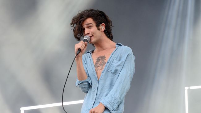 Pernah digosipkan dekat, Matt Healy mengaku masih menyimpan nomor Taylor Swift dan sering mengiriminya SMS.