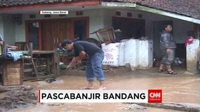 Warga Korban Banjir Bandang Sudah Mulai Bersihkan Rumah