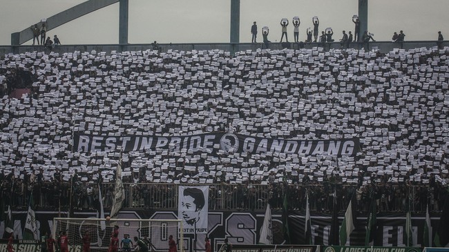 Sejumlah media asing memuji dan terpukau melihat aksi koreografi mengesankan yang ditampilkan para suporter PSS Sleman di Liga 1.