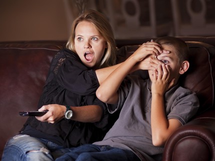 Nonton TV Bareng Anak Eh Ada Adegan Ciuman, Harus Gimana Ya?