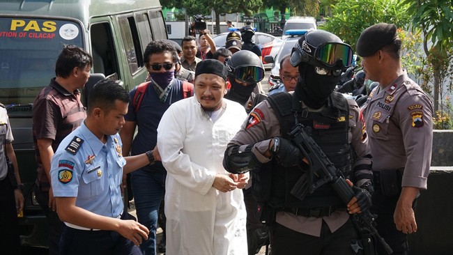 Keluarga Fredi Buidman dikenal baik di kalangan warga Krembangan Baru, Surabaya. Warga sudah menyiapkan penyambutan dan pemakaman untuk Fredi.