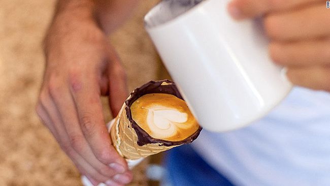 Kecintaan orang-orang terhadap kopi nyatanya makin lama makin besar. Bukan cuma soal varian rasa yang diperbanyak, tapi juga kemasan unik.