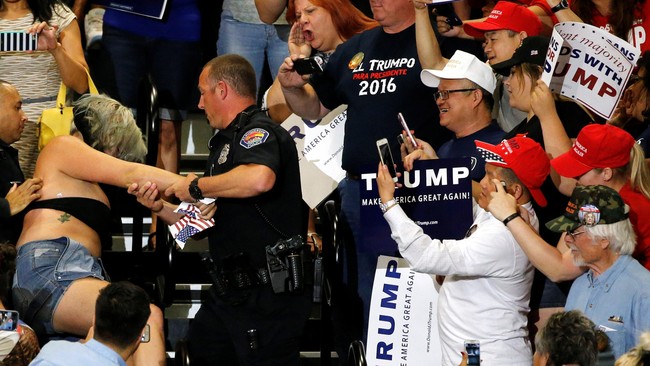 Pengunjuk rasa menerobos pagar sementara sejumlah orang lainnya mengobarkan api dan melempar bebatuan ke arah tempat Donald Trump berkampanye di New Mexico.