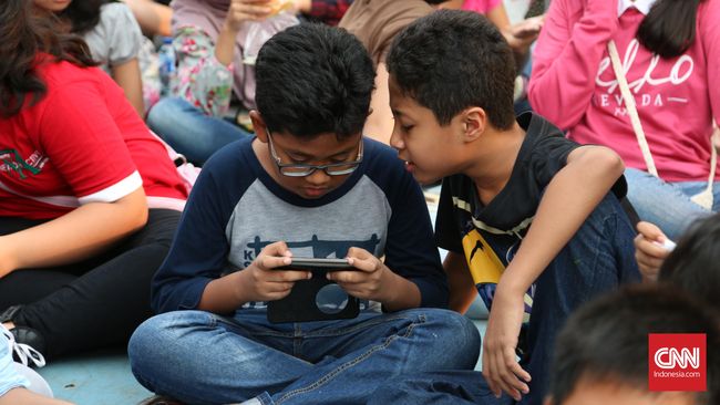 Mengasuh anak-anak generasi alfa bukan perkara mudah. Sifat tak sabaran anak membuat orang tua kewalahan.