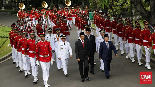 Saat melantik enam kepala daerah di Istana Negara, Jokowi meminta mereka lebih dekat dengan rakyat dan bisa menyediakan kebutuhan dasar bagi daerahnya.