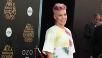 So Sweet! Tak Menang Grammy, Pink Dapat Piala dari Suami di Rumah