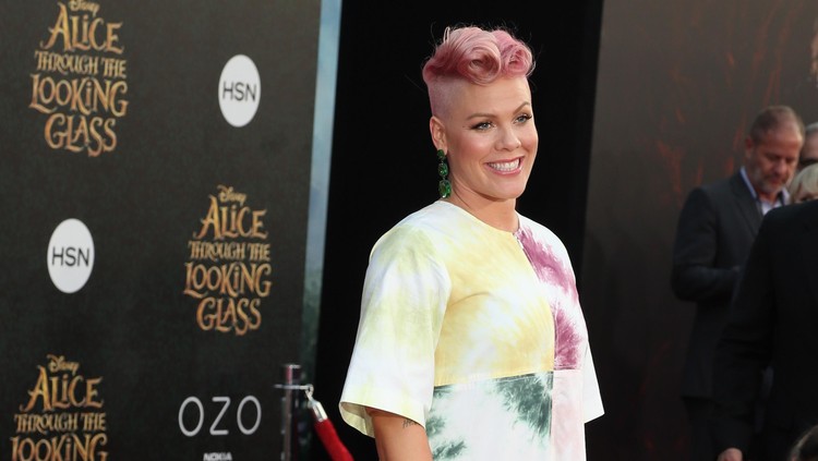 Penyanyi Pink mendapat kejutan dari suaminya usai pulang tak bawa piala Grammy. So sweet!