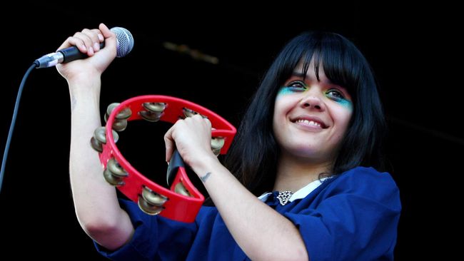 Natasha Khan alias Bat for Lashes mengkritik penonton konser sekarang yang justru sibuk dengan ponsel pintar mereka ketimbang menikmati musik.