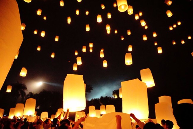 Melepas Ribuan Lampion dalam Acara Waisak di Borobudur