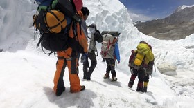 Mendaki Puncak Everest Demi Berpisah dengan Duka