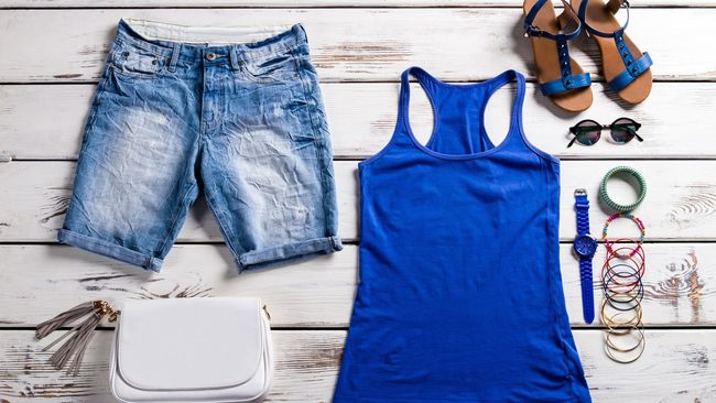 Celana hot pants kini sudah tak lagi tren. Di musim ini celana pendek paling tren adalah celana long short alias celana tiga per empat.