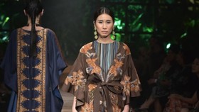 Keteduhan Kaftan Tropis Denny Wirawan