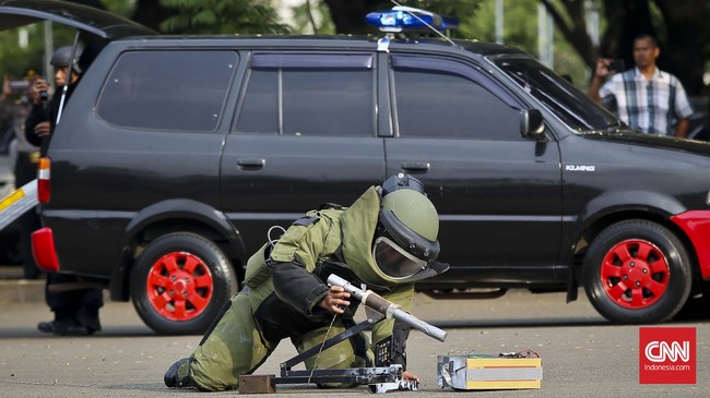 Polisi telah mengantongi identitas pengirim 500 unit detonator atau alat picu bahan peledak melalui Bandara Internasional Sultan Hassanudin, Makassar.
