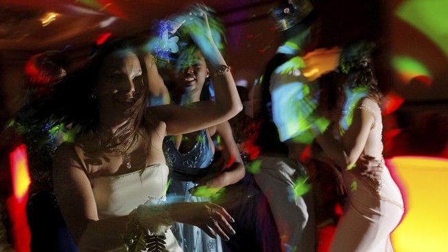 Semangat Gadis Tunanetra Nikmati Pesta Prom Night