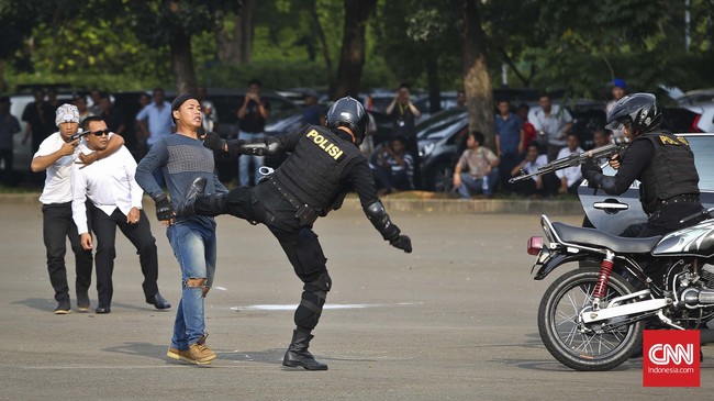 Aksi itu dilakukan di hadapan sejumlah delegasi negara-negara dalam acara Senior Official's Meeting On Transnational Crime (SOMTC) ASEAN ke-16.