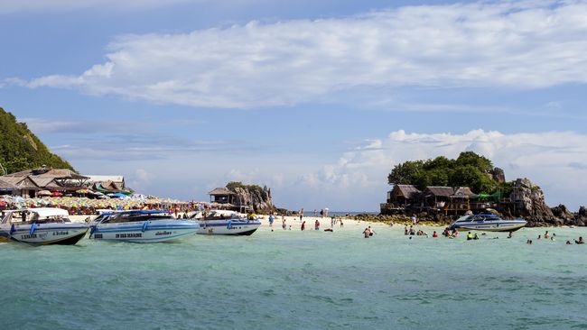 Kerusakan terumbu karang akibat terlalu banyak disambangi turis membuat Pemerintah Thailand membongkar sekaligus menutup fasilitas wisata di tiga pulau.