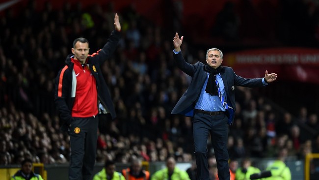Ryan Giggs sedang menimbang-nimbang masa depannya dengan Manchester United. Ia terancam didemosikan oleh Jose Mourinho.