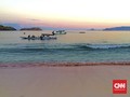 Menikmati Pantai Merah Muda Pulau 'Naga Darat'
