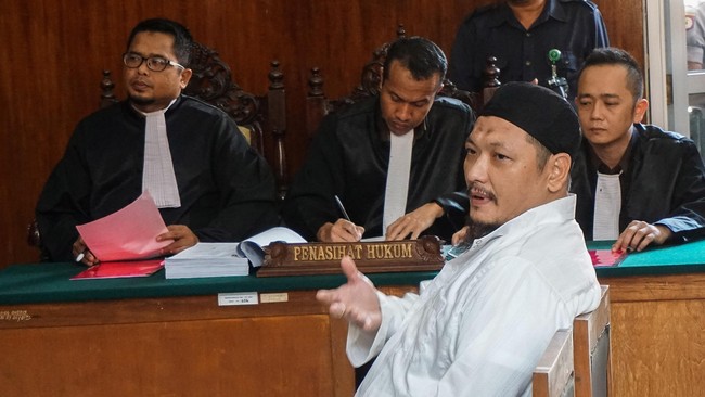 Tiga pengacara penyusun pleidoi Fredi Budiman dicari untuk mengungkap nama-nama oknum aparat yang terlibat dalam bisnis narkotik Fredi.