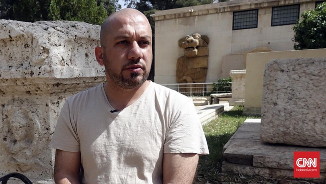 Menolak berbaiat dan membocorkan rahasia harta Palmyra, Khaled al-As'ad tewas ditebas ISIS. Tubuhnya lalu dipamerkan di alun-alun kota, sebagai peringatan.