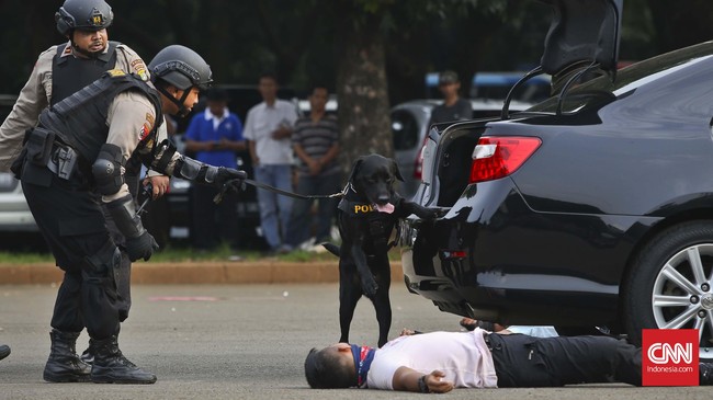 Pansus RUU Terorisme belajar dari Inggris mengenai peran tentara dan masa penahanan terduga teroris. Itu akan jadi rekomendasi dalam pembahasan RUU Terorisme.