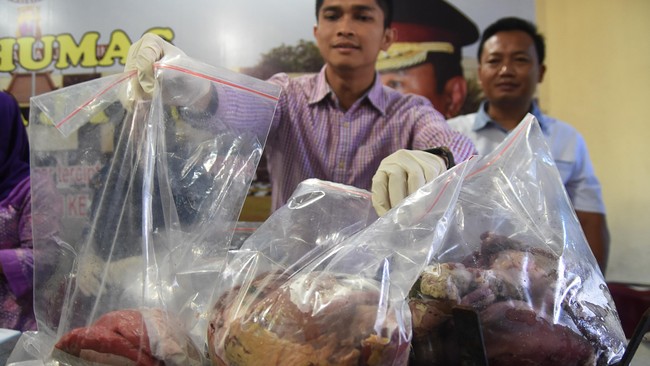 Kanit III/Industri, Pangan, dan Perlindungan Konsumen, Subdit I Ditreskrimsus Polda Jatim, Kompol Roman Smaradhana Elhaj menunjukkan daging sapi (kiri) dan oplosan daging sapi dan babi ketika ungkap kasus di Mapolda Jawa Timur, Kamis (26/5). Ditreskrimsus Polda Jatim berhasil mengamankan barang bukti berupa 16 kilogram oplosan daging sapi dan babi yang diperjual belikan di pasar LMKM Semolowaru, Sukolilo, Surabaya yang telah berlangsung sejak tahun 2015. ANTARA FOTO/M Risyal Hidayat/nz/16
