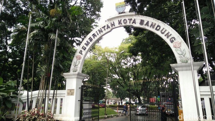Bunda dan keluarga berencana merayakan malam pergantian tahun di luar rumah? Yuk, catat jadwal car free night di Jakarta dan daerah lainnya.