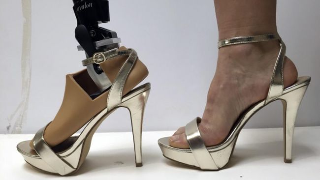 Para tentara wanita yang menjalani amputasi pada bagian kaki diharapkan tetap dapat bergaya dengan mengenakan sepatu hak khusus.