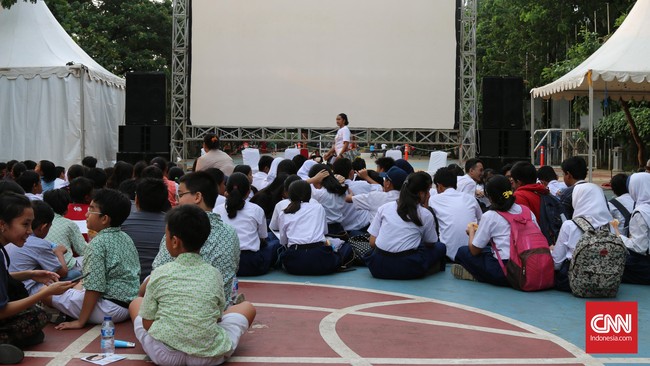 Guru harus punya ide yang menarik untuk memotivasi anak belajar, yaitu dengan mengajak mereka bermain ke luar kelas. Menonton film juga bisa lho.