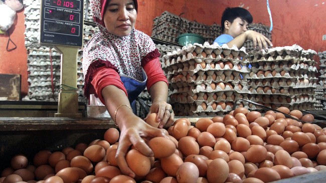 Di Pasar Badung, Denpasar, Bali telah terjadi kenaikan harga daging ayam sekitar 20 persen dan harga telur juga naik Rp2 ribu per kerat.