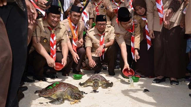 Perkemahan Pramuka Madrasah Nasional digelar di Pantai Liang, Ambon. Mereka mengkampanyekan gerakan anti narkoba.