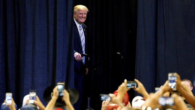 Peretas Rusia berhasil menembus jaringan komputer Komite Nasional Demokrat AS dan memeroleh akses ke seluruh bank data penelitian soal Donald Trump.