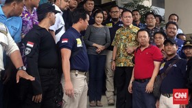 Riuh Media Iringi Keberangkatan Jessica ke Rutan Pondok Bambu