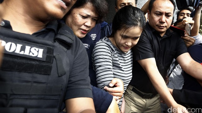 Dengan busana kasual, Jessica Kumala Wongso keluar dari Rutan Polda Metro Jaya. Ia menundukkan kepala. Hujan pertanyaan pun tak membuatnya buka suara.