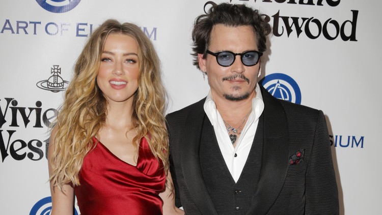 Amber Heard and Johnny Depp CULVER CITY, CA - JANUARY 09: Actors Amber Heard (L) and Johnny Depp attend The Art of Elysium 2016 HEAVEN Gala presented by Vivienne Westwood & Andreas Kronthaler at 3LABS on January 9, 2016 in Culver City, California. (Photo by Alison Buck/Getty Images)