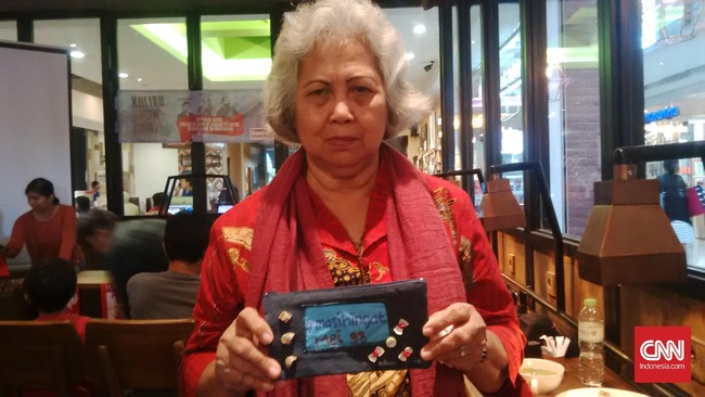Pesan 'Masih Ingat Mei 98', 'Menolak Tunduk', 'Diskusi Jangan Main Hakim Sendiri', hingga 'Hapus Impunitas' disampaikan dalam rupa dompet, syal, dan lainnya.