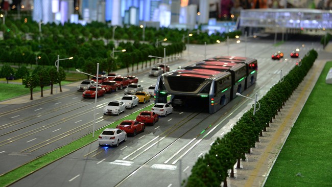 China berencana menguji coba bus raksasa dengan tenaga surya yang bisa mengangkut 1.200 orang sekaligus.