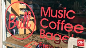 Menikmati Pagi di Toko Kopi dan Musik 'Brill'