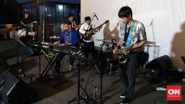 Mendengarkan musik di atas atap terbuka menjadi pengalaman yang baik, didukung sound system yang tak terlalu besar.