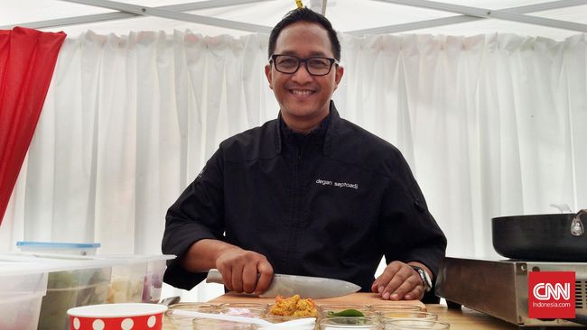 Kunci Chef Degan membuat tamu undangan tertarik ialah memilih menu lokal yang cocok dan sesuai dengan selera budaya makan Eropa, khususnya Perancis.
