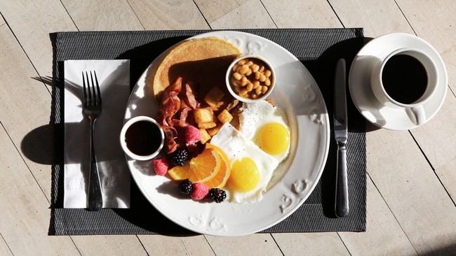 Jangan lupa sarapan sebelum mulai aktivitas harian Anda. Ada beberapa kebiasaan buruk saat sarapan yang akhirnya malah membuat berat badan Anda naik.