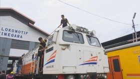 Keseruan Mencuci Lokomotif Kereta Api