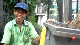 Dedikasi Kakek Penyapu Jalanan
