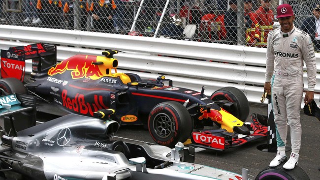 Lewis Hamilton menganggap Nico Rosberg sebagai pria sejati setelah memberi kesempatan menyalip pada balapan di GP Monako, Minggu (29/5).