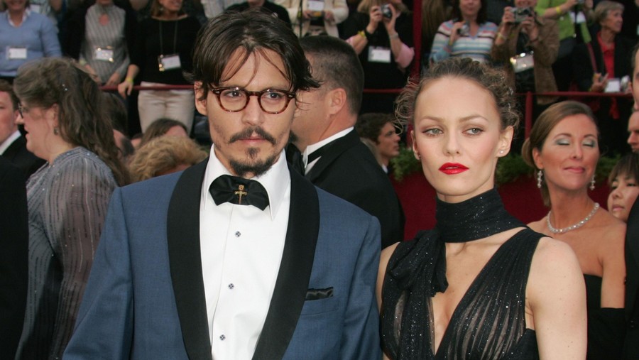 HOLLYWOOD, CA - FEBRUARY 27:  Actor Johnny Depp (L) and his girlfriend Vanessa Paradis arrive at the 77th Annual Academy Awards at the Kodak Theater on February 27, 2005 in Hollywood, California. (Photo by Carlo Allegri/Getty Images)